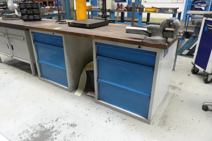 Werkbank, mit Inhalt Maße in cm ca. 200 x 80 x 88 / Hinweis: ohne Einzelpositionen